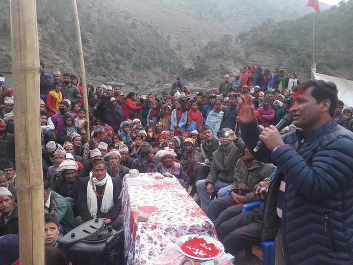 चुनावका लागि जनता फकाउन गाउँ पसे दलहरु