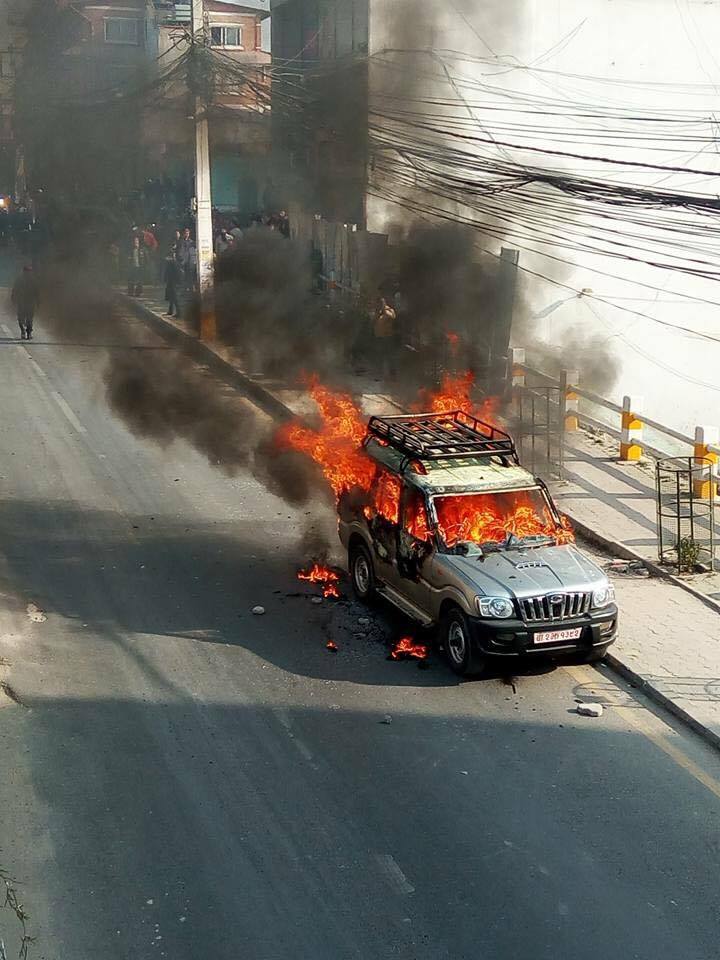 एमालेले भन्यो–गाडी तोडफोड गरेका हौ, जलाएका होइनौ