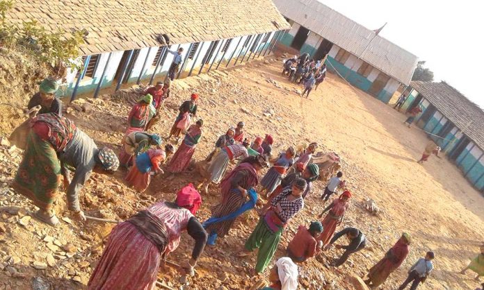 विद्यालय निर्माणमा जुट्दै महिला