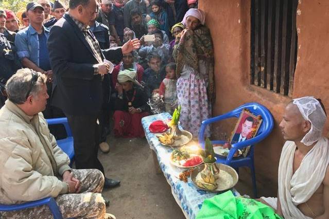 ड्यूटी गर्दा‍-गर्दै ज्यान गुमाएका वनरक्षकको परिवारलाई सहयोग हस्तान्तरण
