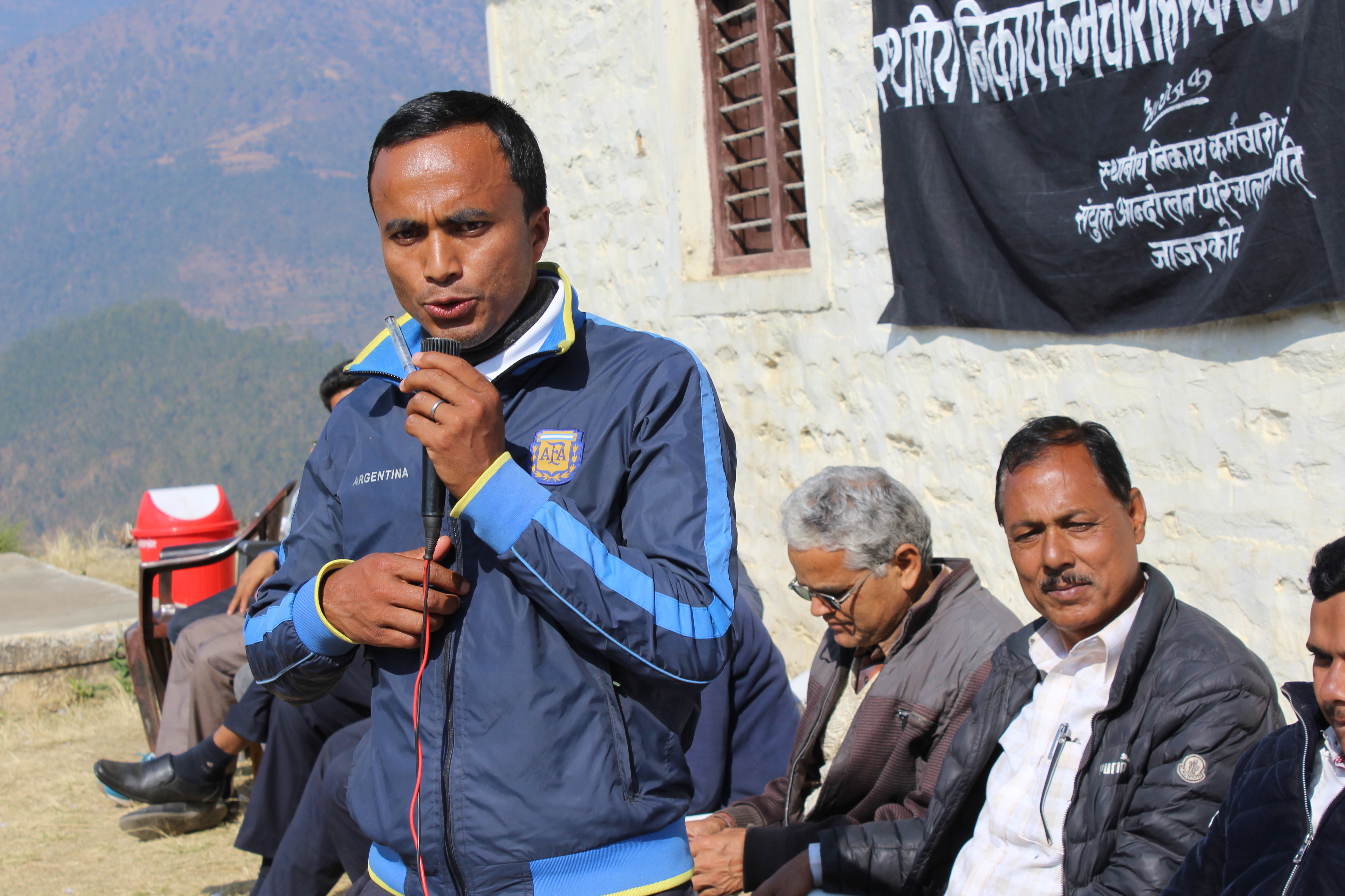 प्रशाषणले ताला फोडेर काम सञ्चालन