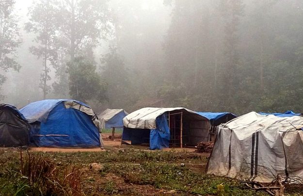 ९ सय ७० बाढीपीडित परिवारलाई राहत बाँडिँदै