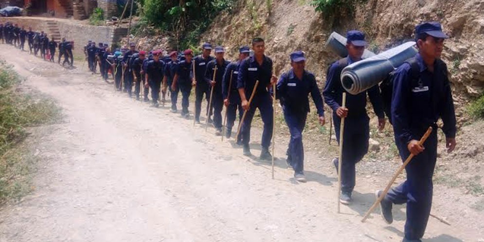 निर्वाचन टोली मतदान केन्द्र तर्फ लाग्यो