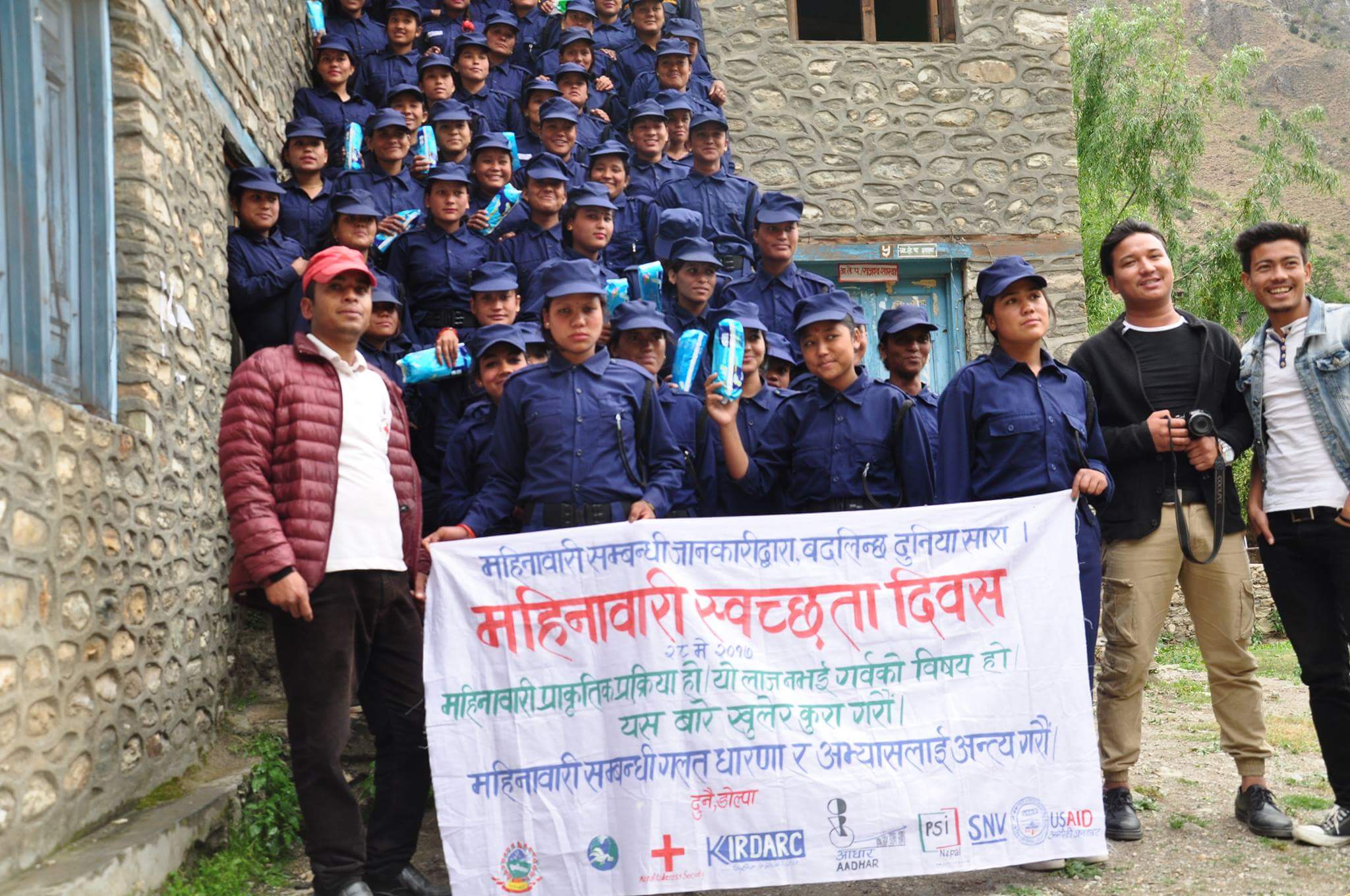 डोल्पाका म्यादी प्रहरीलाई महिनावारी सुरक्षा प्याड वितरण