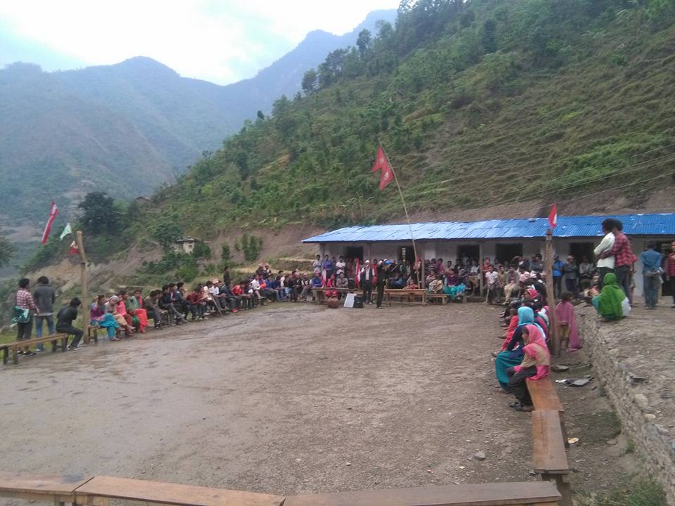 आचारसंहिता मन्दैन्न दलहरु , विद्यालयमै चुनावी सभा