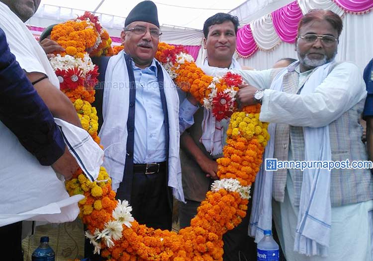 नेपालगन्जमा प्रचण्डलाई २५ किलोको माला