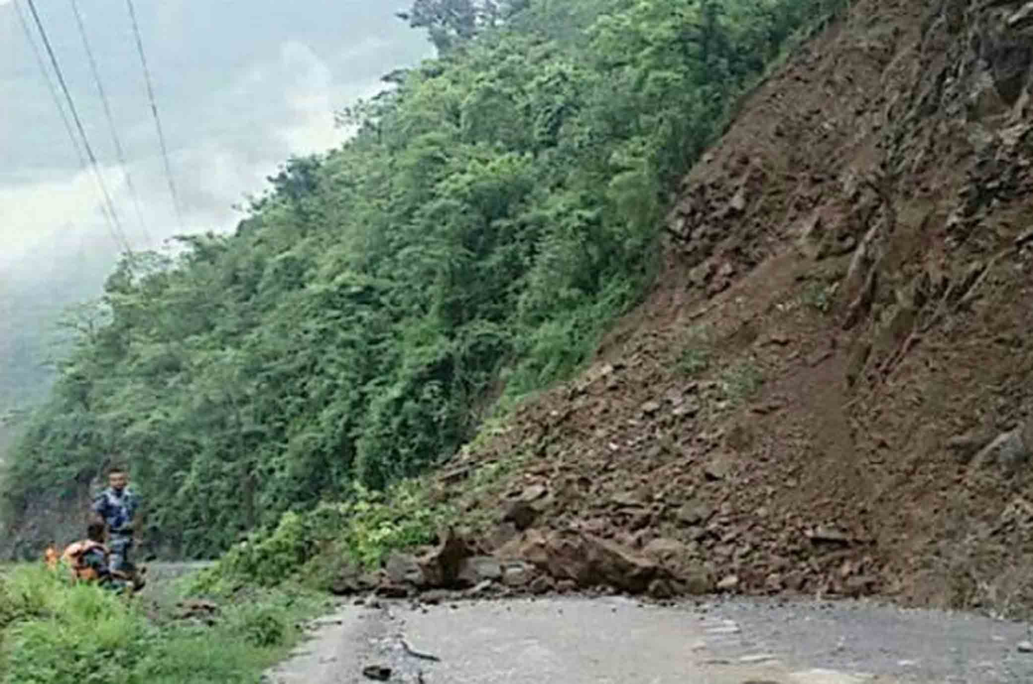 नारायणगढ–मुग्लिन सडकखण्डमा पहिरोले प्रहरी भ्यान बगाउँदा दुई प्रहरीको मृत्यु, दुई बेपत्ता