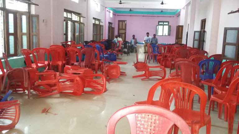 एमाले भेलामा राजपाको हस्तक्षेप, झन्डा जलाइयो कुर्सी फोडियो