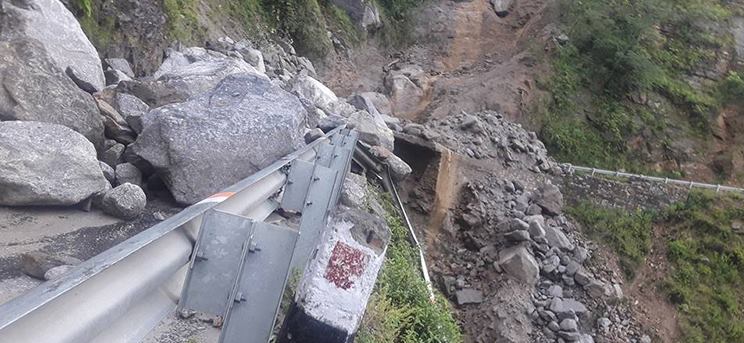कर्णाली राजमार्गको यात्रा अझै जोखिमपूर्ण, स्तरोन्‍नतिमै १७ करोड खर्च