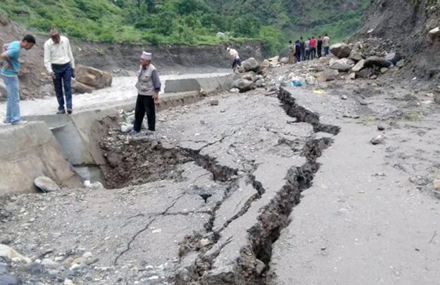 महाकालीकाे बहाबले तटबन्ध संकटमा, खलंगा बजार त्रासमा