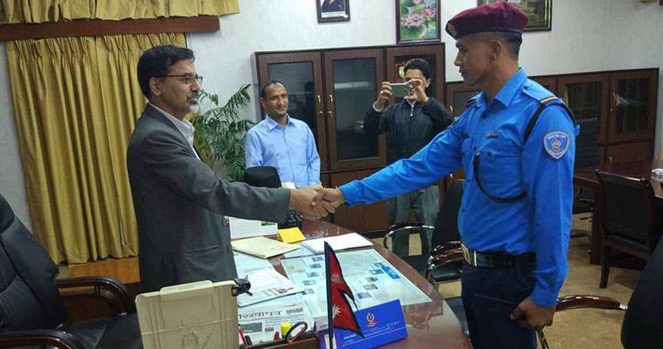 गृहमन्त्रीको खुलासा ‘हवल्दार रानालाई धन्यवाद दिएको हो, १५ सय होइन’