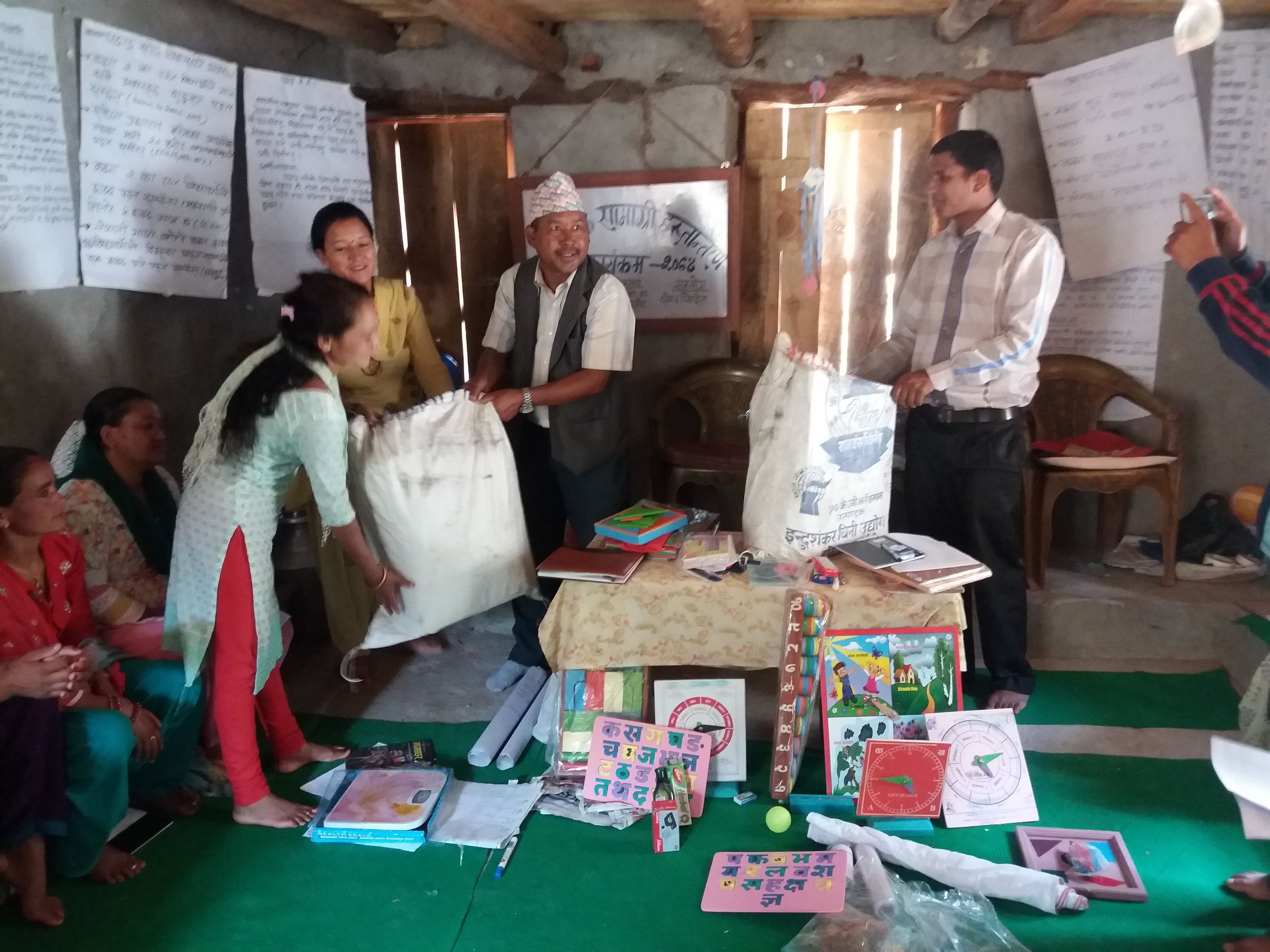 दुर्गममा विद्यालयलाई  आठ लाखको शैक्षिक सामग्री हस्तान्तरण