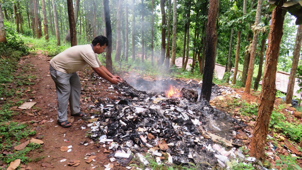जाजरकोटमा रातारात १० लाखको औषधी जलाएर नष्ट गाउँमा जाने औषधी जिल्लामै थन्क्याएर म्याद गुर्जेपछि जलाईयो इन्सिनेटरमा जलाउने औषधी जथाभावी वातावरण नै प्रदुशित