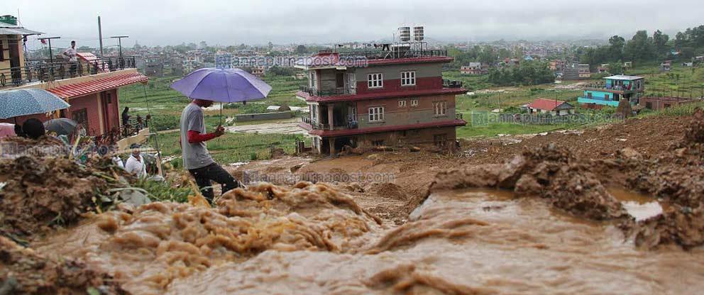 पोखरामा भिषण पहिरो, दुईको मृत्यु  जमिन भासिएपछि त्रास बढ्यो