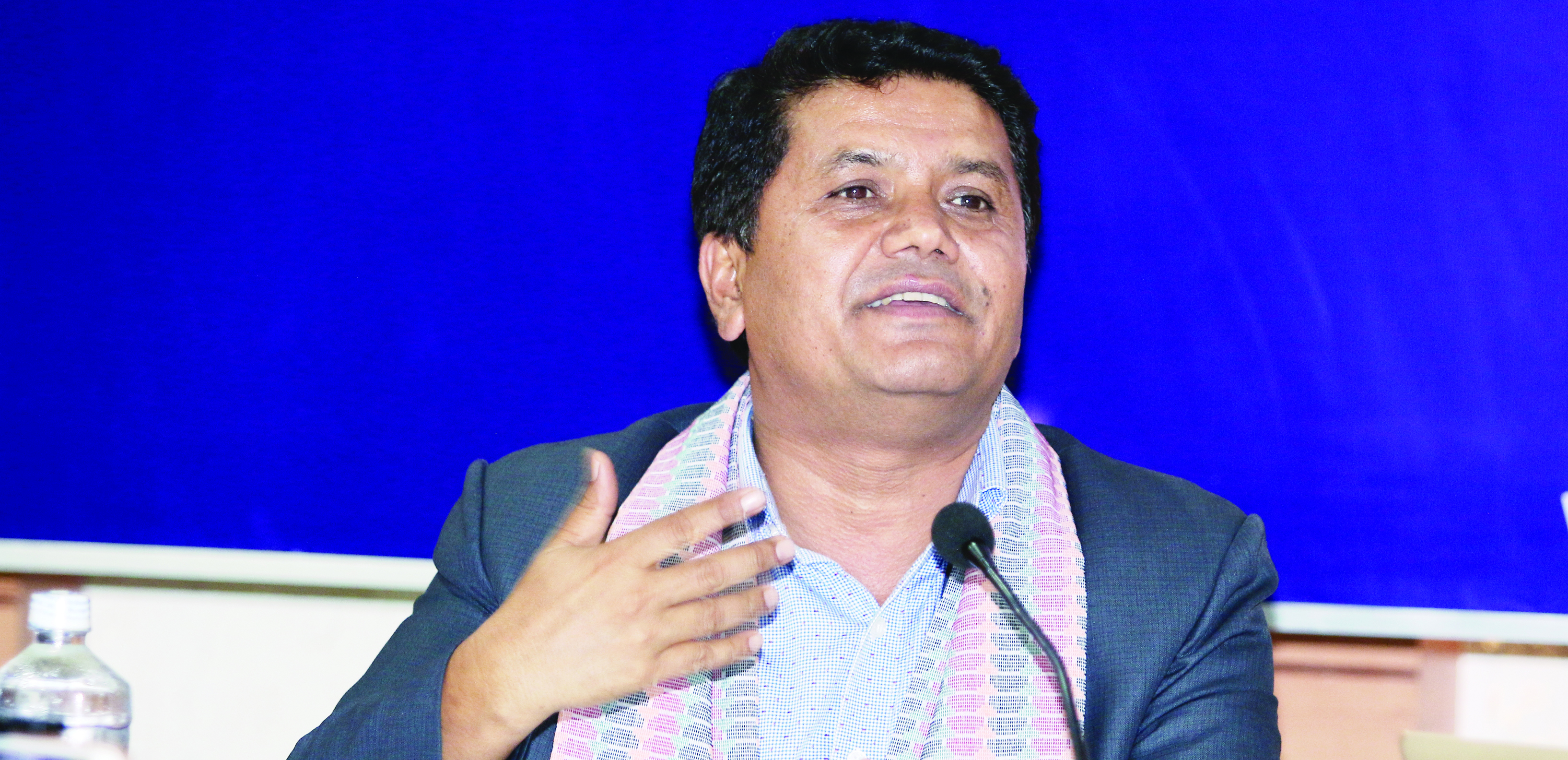 रविन्द्र अधिकारीको यसो भन्छन् । अहिलेको राजनीतिले विकासको नेतृत्व गर्न सक्दैन