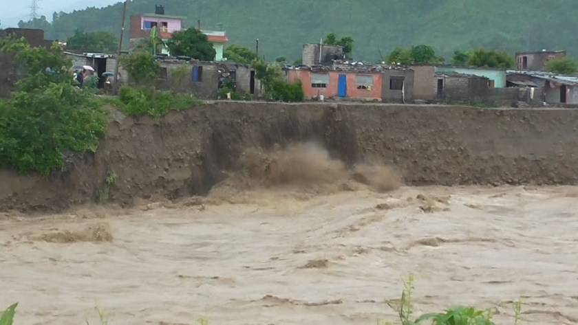 तिनाउ खोलाले जीप बगायो, चार जना बेपत्ता
