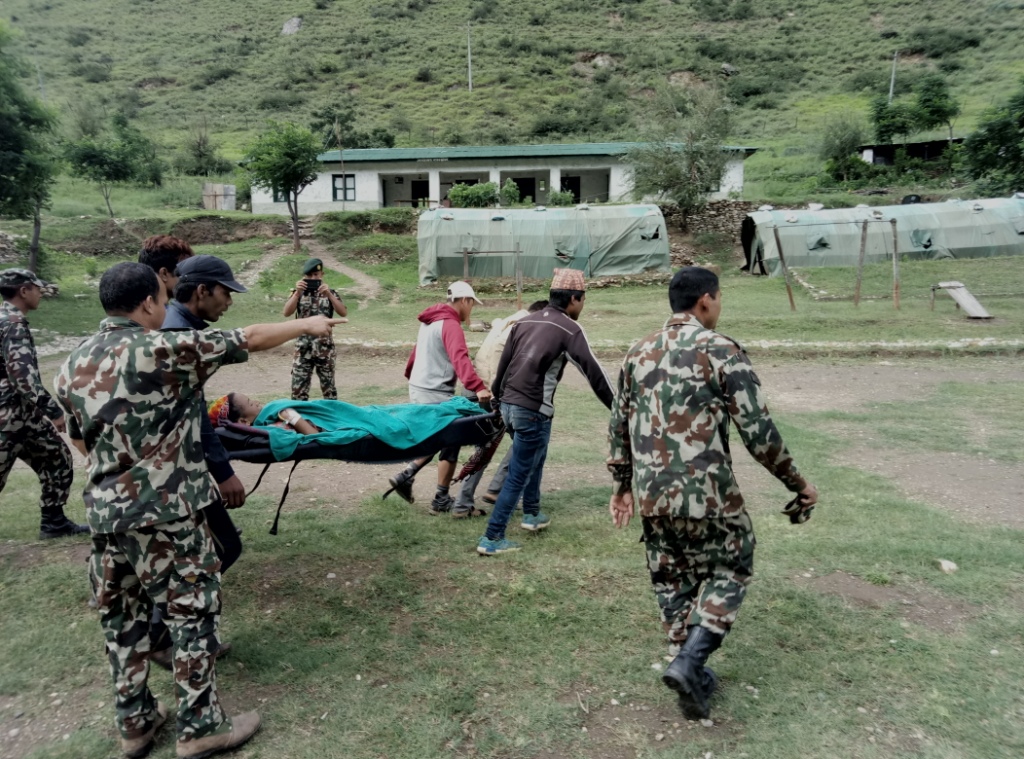 मृत्युको मुखमा पुगेकी आशा सार्किको सेनाको हेलिकोप्टरबाट रेस्क्यु
