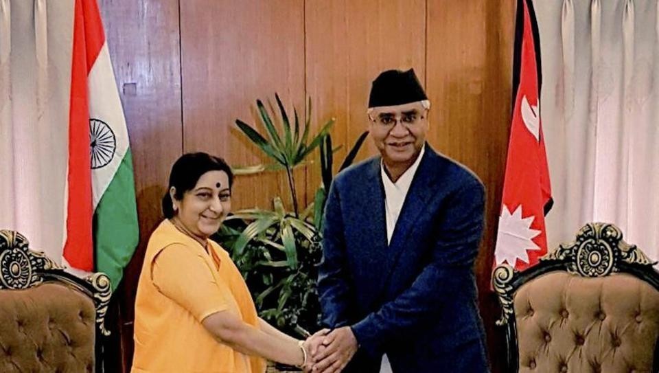 प्रधानमन्त्री देउवालाई स्वागत गर्न विमानस्थल आफै किन् पुगिन सुष्मा स्वराज