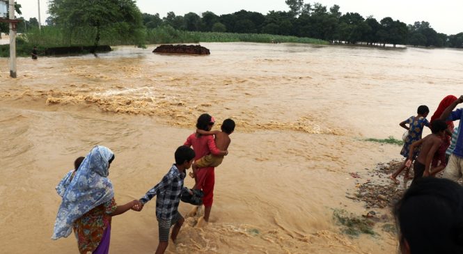 भेरी नदीमा कहिलेसम्म डुङ्गाको जोखिम यात्रा 