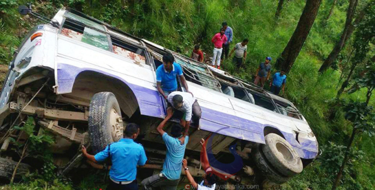 कैलालीको खानीडाँडामा बस दुर्घटना, दुईको मृत्यु,२१ जना घाईते