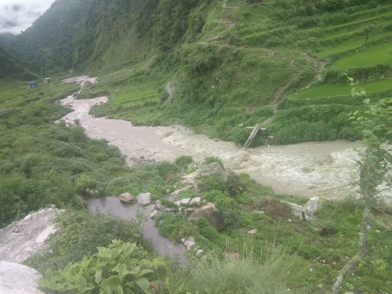 खोलाले पुल वगाएपछि सयौँ स्थानीयको आवतजावत अवरुद्ध