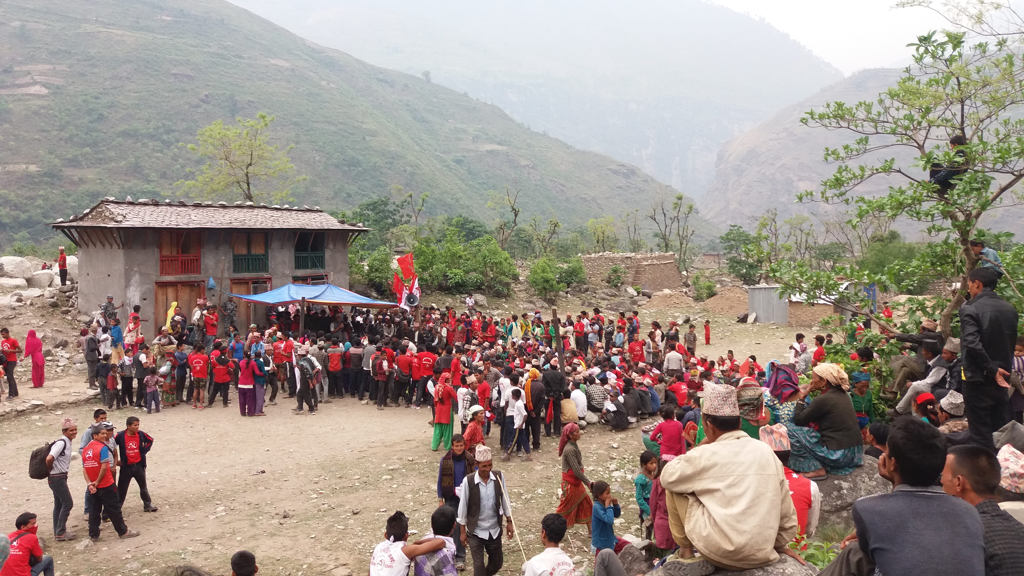 जाजरकोटमा राप्रपा र काङ्ग्रेसबाट ४३ जना नेता कार्यकर्ताले गरे माओवादीमा प्रबेश।
