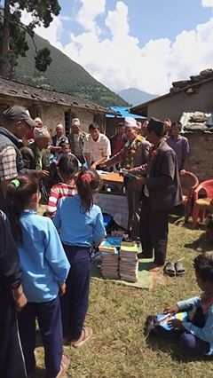 विद्यालयमा शैक्षिक सामग्री वितरण