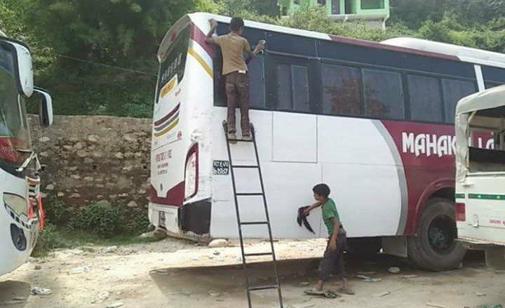 दसैँले निम्त्याएको बाध्यता, एक जोडा कपडा फेर्नलाइ,बसको पोछा मार्दै बालकहरू