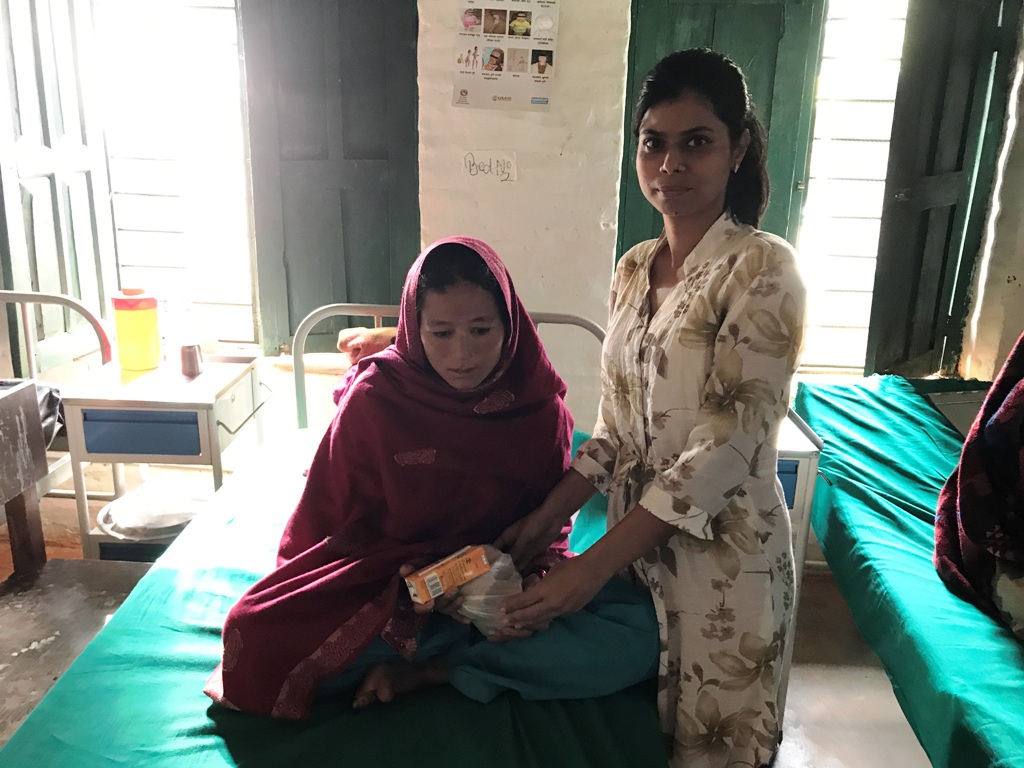 अस्पतालका विरामीलाई फलफुल वितरण