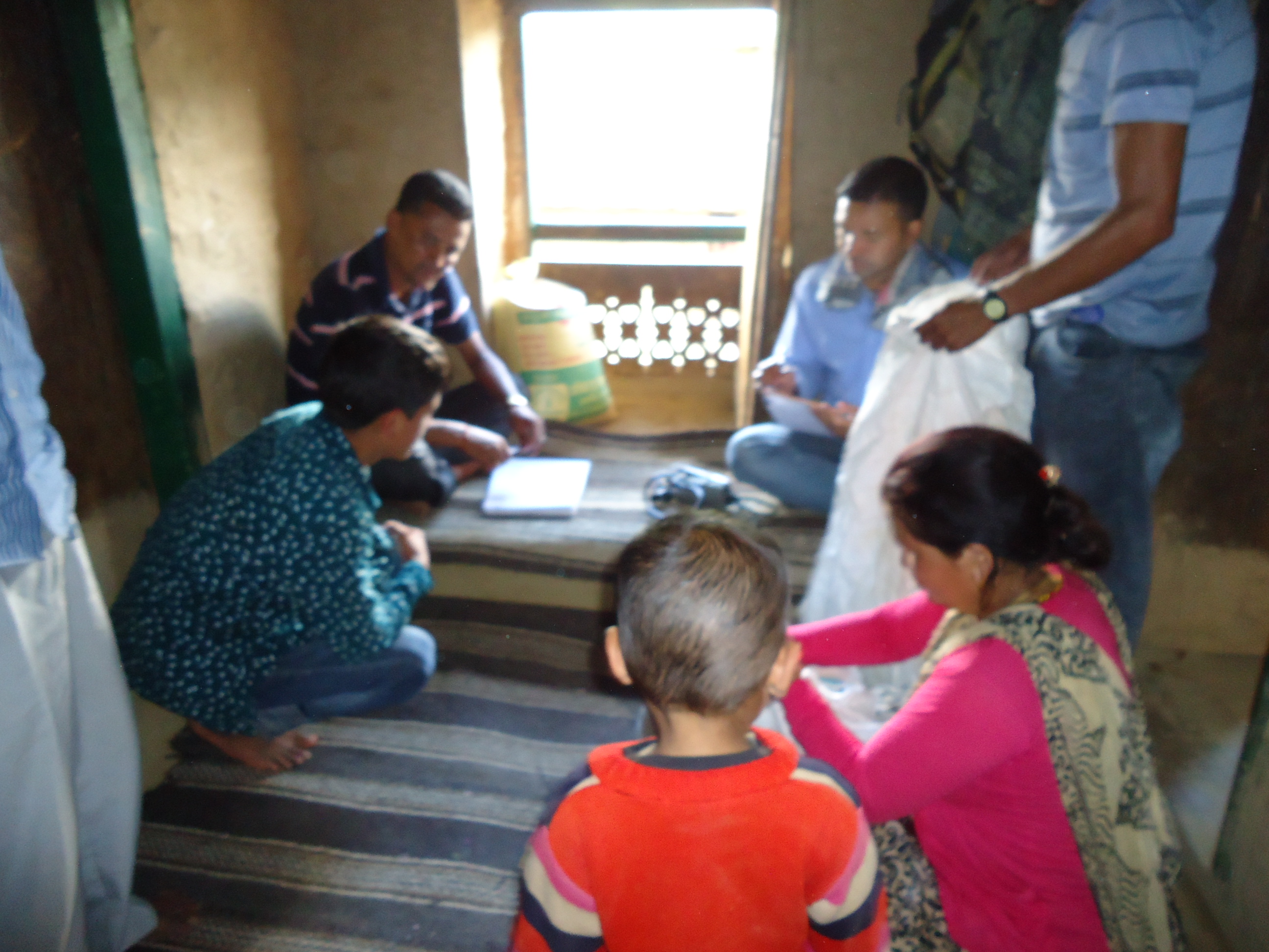 जिल्ला मै पहिलो पटक डाक्टर लिएर भाइरल प्रभावित घर घरमा पुगे नगर प्रमुख रावल।