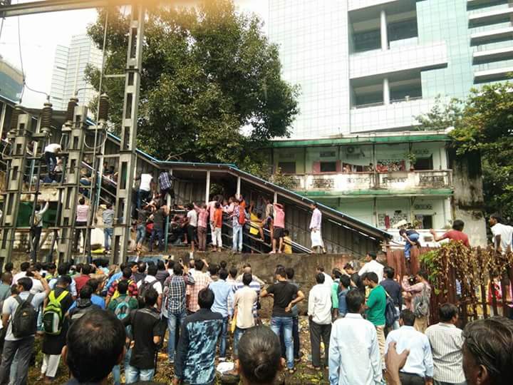 मुम्बइको रेल स्टेसनमा भागदौड हुँदा कम्तीमा २२ को मृत्यु !