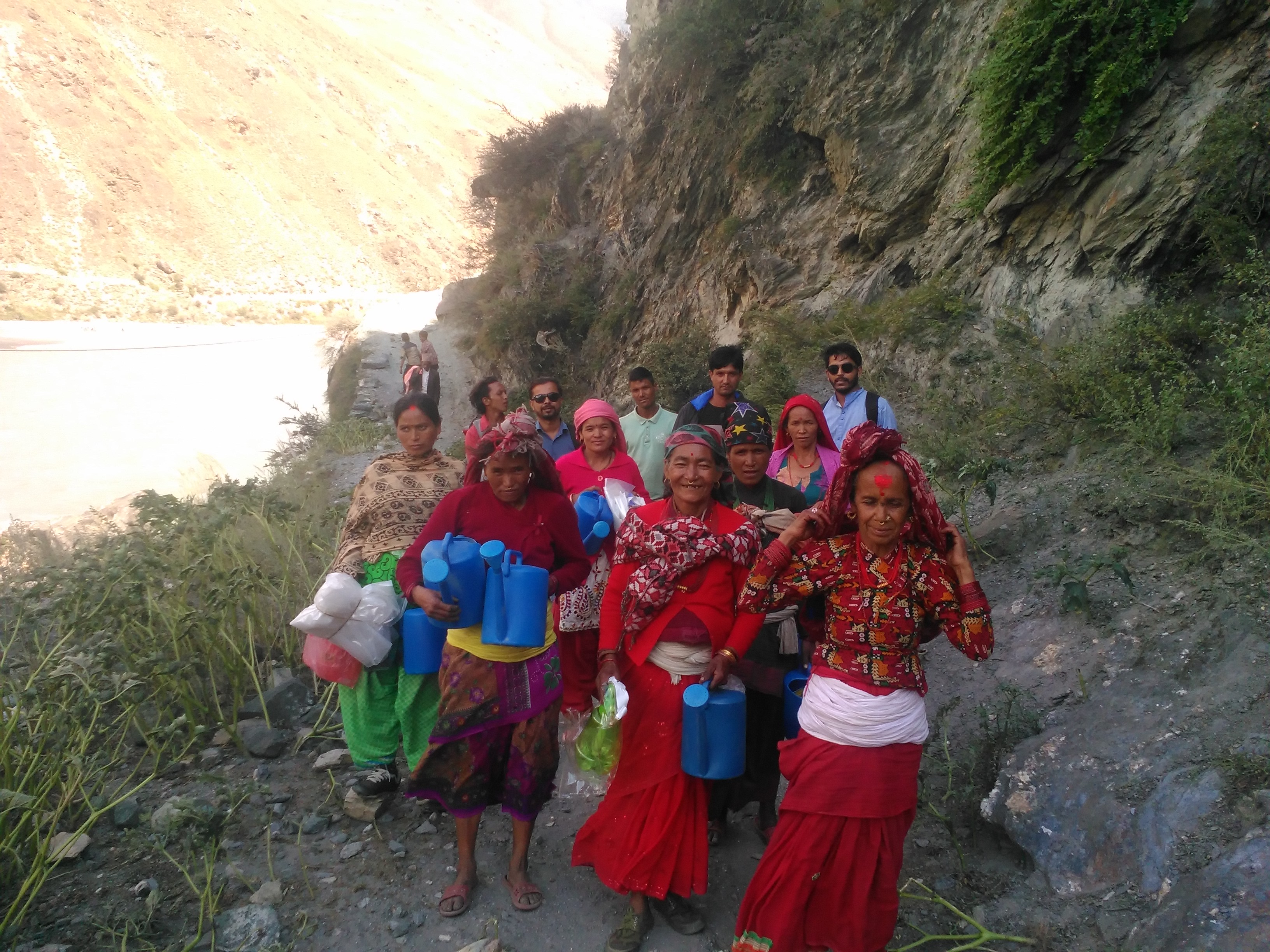 आर.आर.एन नेपाल द्धारा कृषि सामाग्री वितरण
