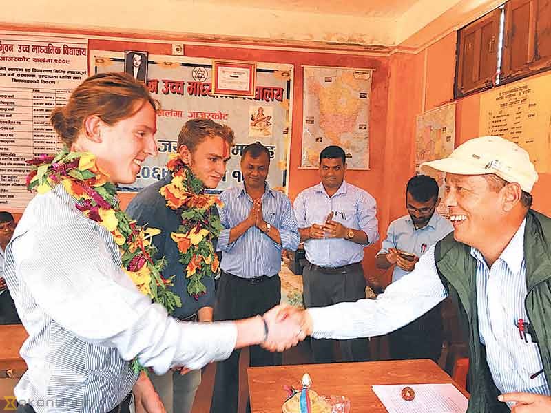 अंग्रेजी सिकाउँदै बेलायती स्वयंसेवी