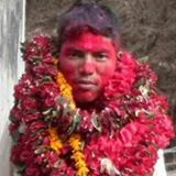 घरदैलोमा सामाजिक सुरक्षा रकम वितरण गर्दै जनप्रतिनिधि