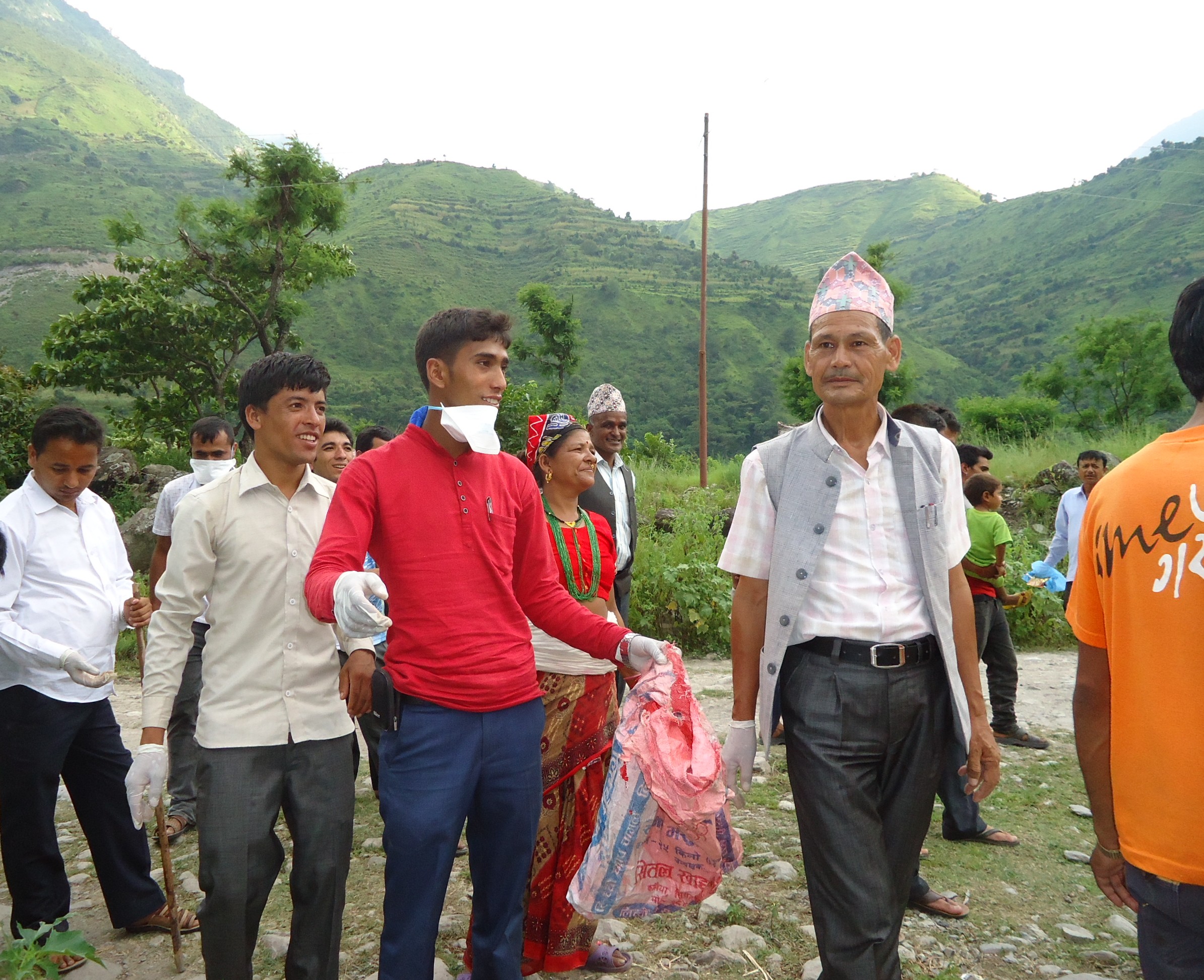 नगर प्रमुख रावल र कार्यकारी अधिकृत सिंह नगर सरसफाइमा आफै खटे,बजार फोहोर मुक्त बन्दै।