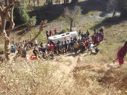 सहायक चालकले जीप चलाउदा दुघर्टना