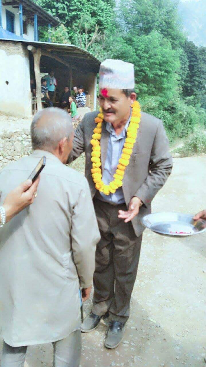 सहिद परिवार वाट अाशिर्वाद लिएर चुनावी प्रचारमा बाम गठ्बन्धन जाजरकोट प्रदेश सभा उम्मेदवार गणेश सिंह ।