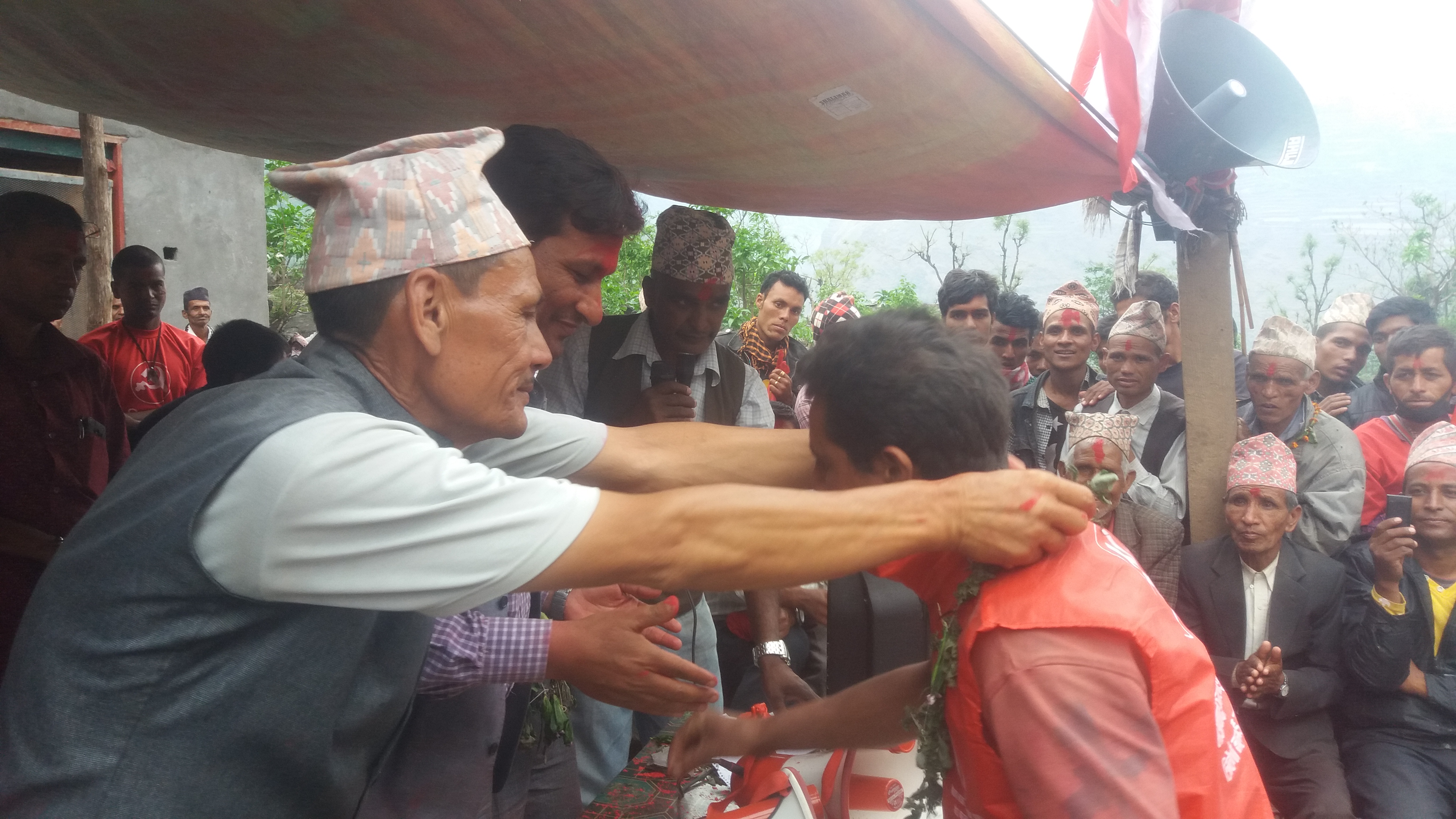 जाजरकोटको तल्लु बगरमा भएको चुनाबी कार्यक्रममा काङ्ग्रेस र रा प्र पा बाट ९जनाले गरे माओवादी प्रबेश।