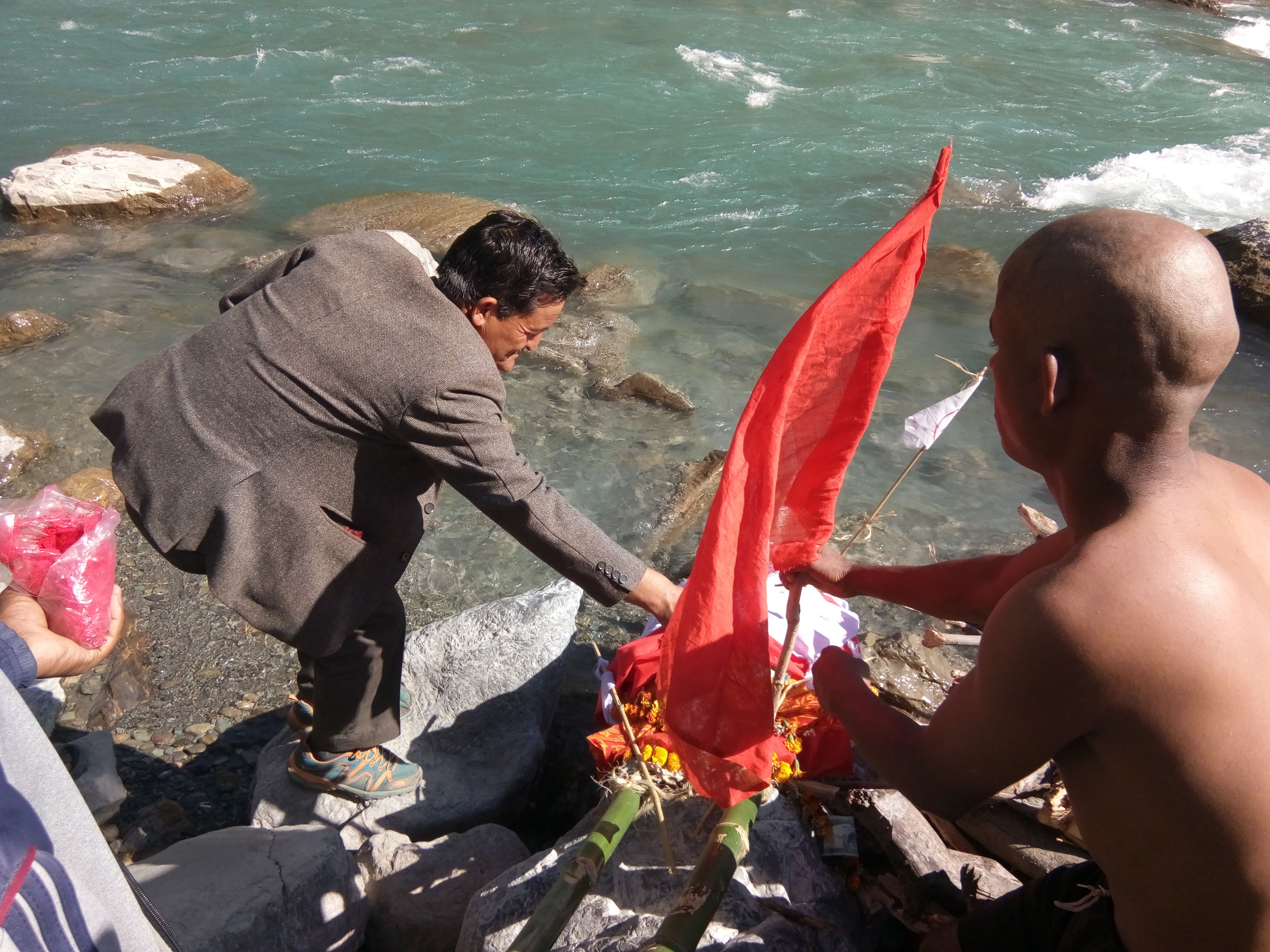 भोट माग्ने शैलि फेरियो , जनताको काम गदैँ भोट माग्दै