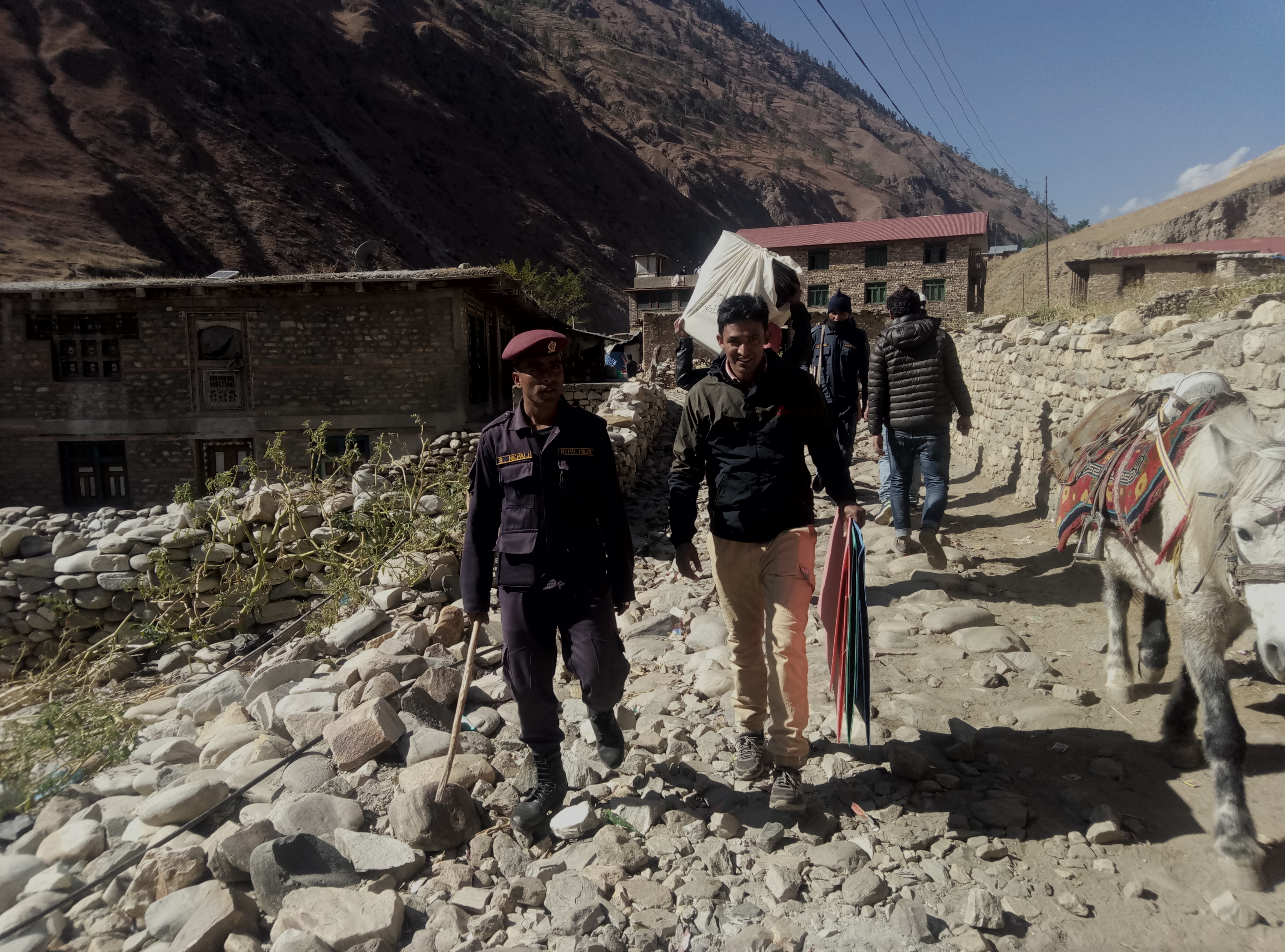 उपल्लो डोल्पाका मतदान केन्द्रको गन्तव्य तय गर्दै कर्मचारी, जिल्लाभर ४ सय तीस कर्मचारी परिचालन