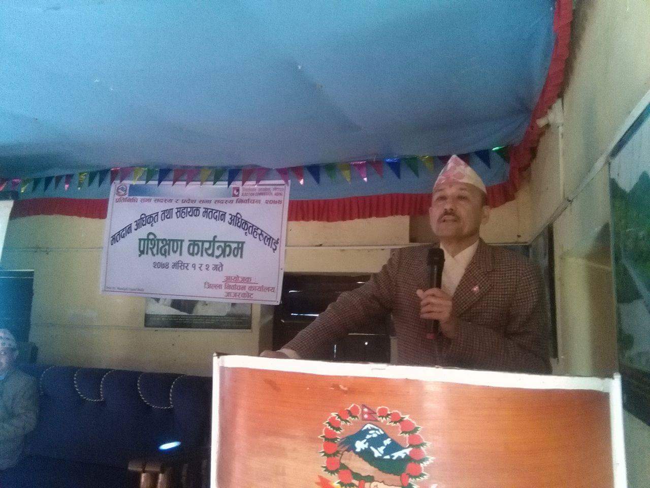 चुनावमा उच्च मनोबलका साथ काम गर्न –आयुक्त शाहको निर्देशन , मतदान केन्द्र र स्थलमा खटिने मतदान अधिकृत तथा सहायक मतदान अधिकृतलाई उच्च मनोवलका साथ काम गर्न प्रशिक्षण