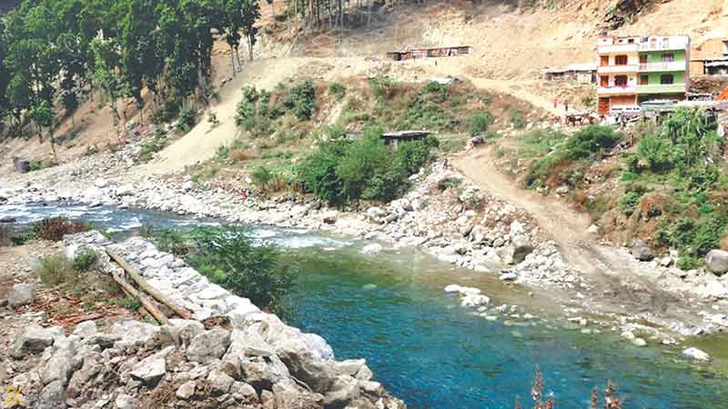 पुल नबन्दा लोकमार्ग अधुरै निर्माण सुरु भएको ८ वर्षसम्म ट्रयाक खोल्ने कार्यसमेत पूरा हुन सकेन