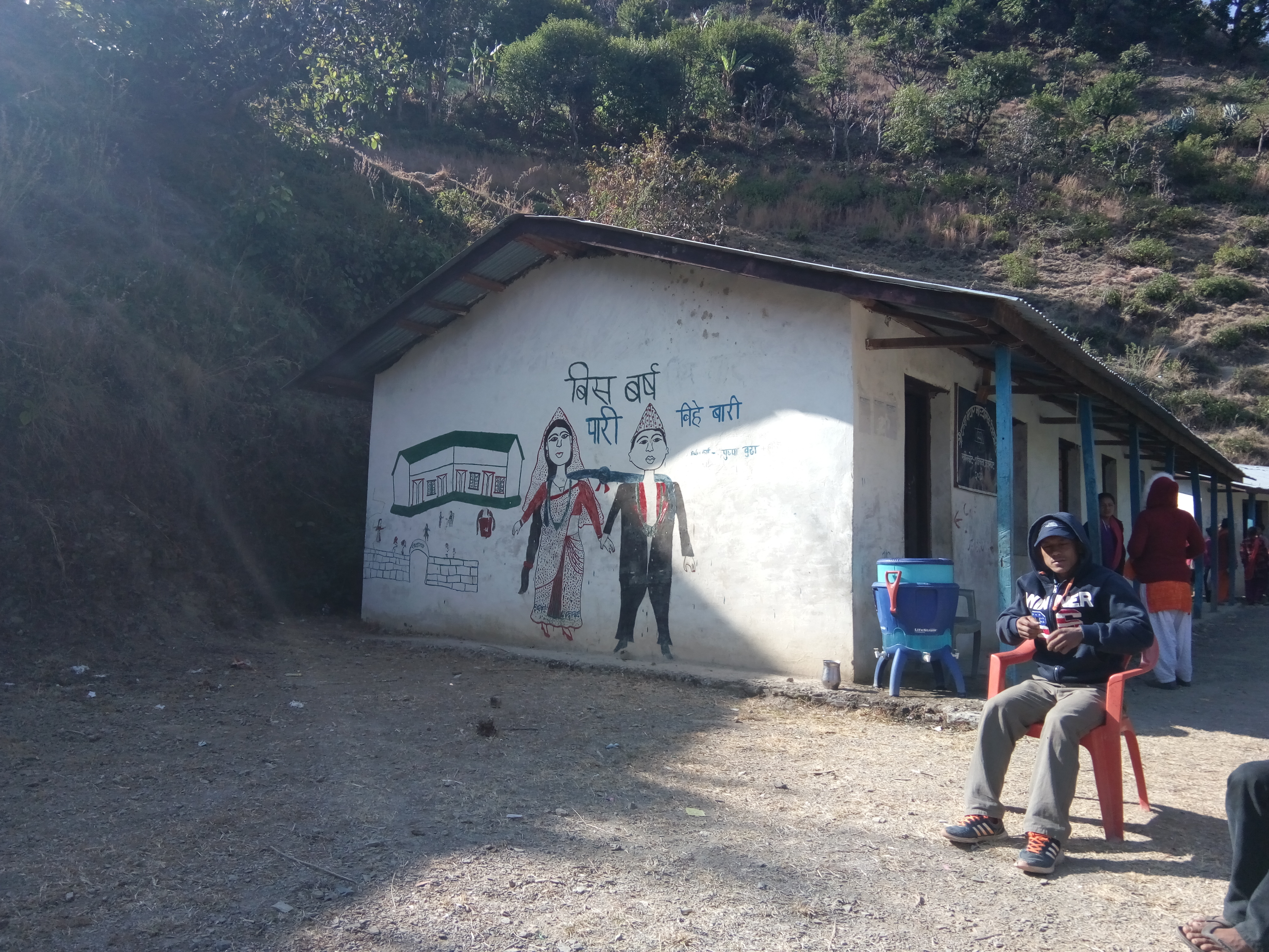 दुर्गम गाउँमा समाज सुधारका लागि विद्यार्थीले अभिभावक सम्झाउदै