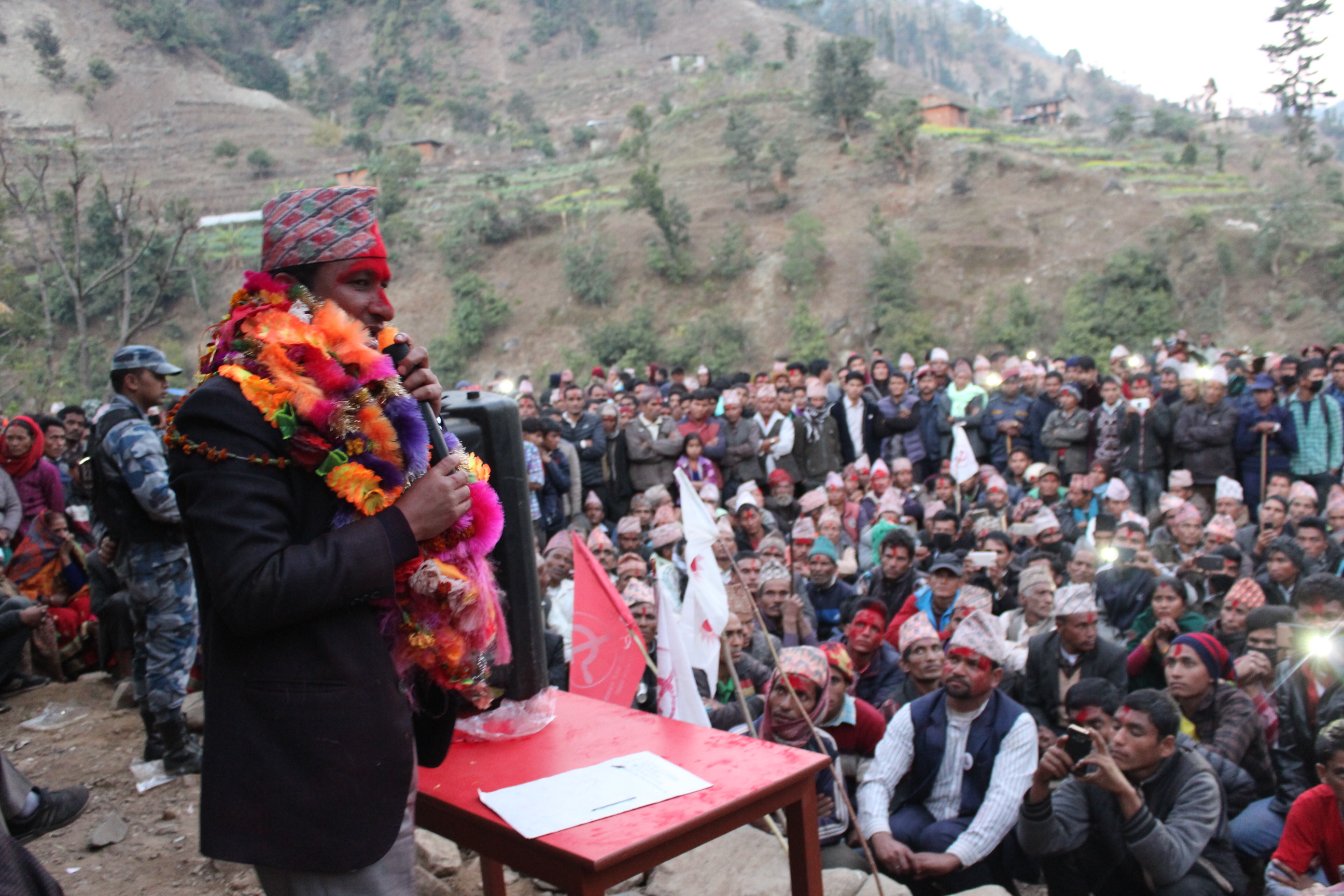 जनतालाई वधाई दिन पुगेका नेतालाई जनताले मागैमाग राखेपछि