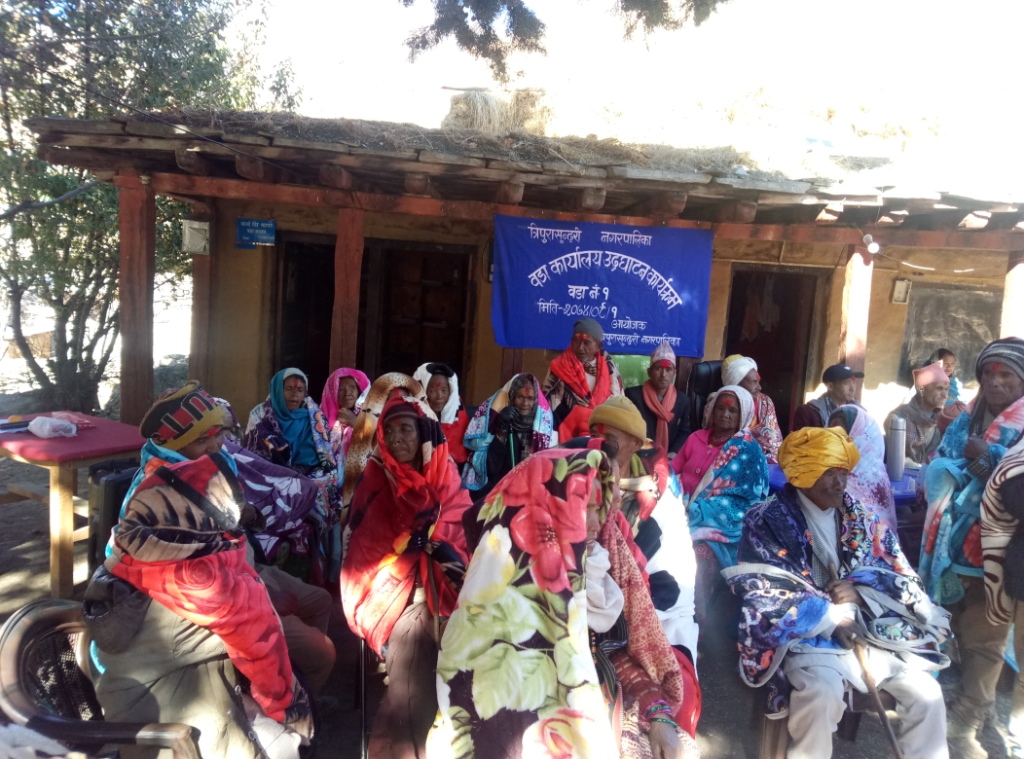 त्रिपुराकोटमा वडा कार्यालय उद्घाटनको अवसरमा ज्येष्ठ नागरिकलाई न्यानो कम्बल बितरण