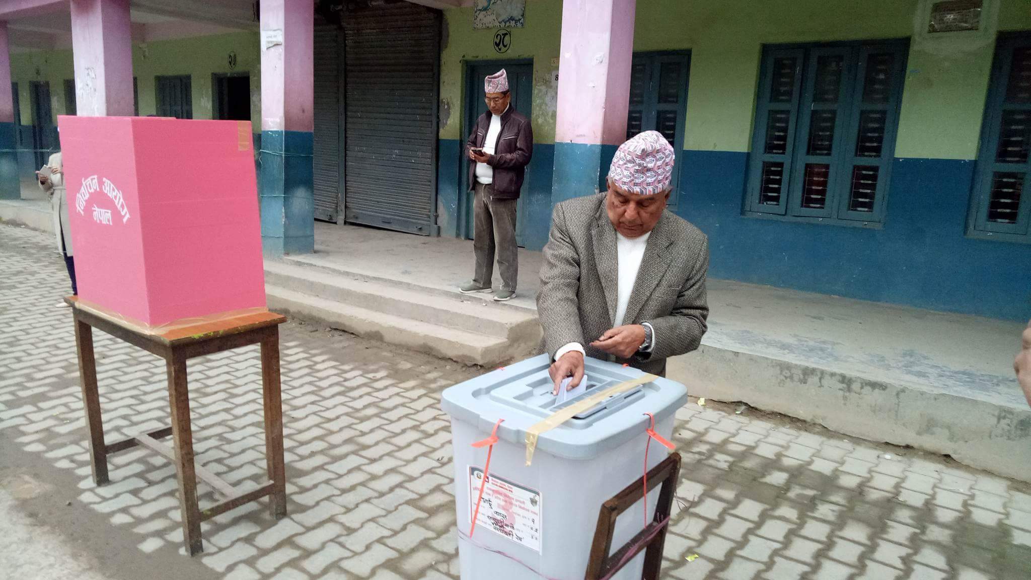 नेका वरिष्ठ नेता पौडेलले सत्यबती केन्द्र बाट भोट हाले