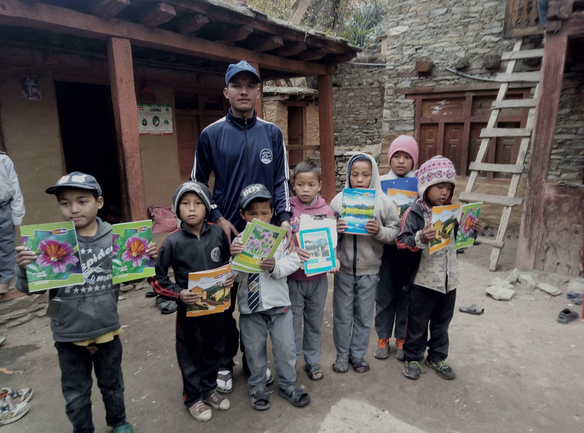 जन्मदिनकाे अवसरमा डाेल्पाका पत्रकार न्यौपानेले गरे अनाथलाई शैक्षिक सामाग्री वितरण