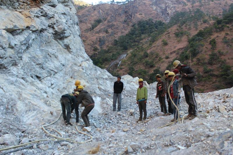 विस्फोटक पर्दाथको अभावमा सडक निर्माण रोकियो