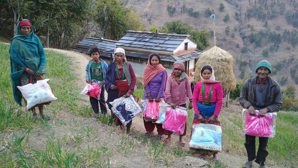 वालवालिकालाई न्यानो कपडा वितरण