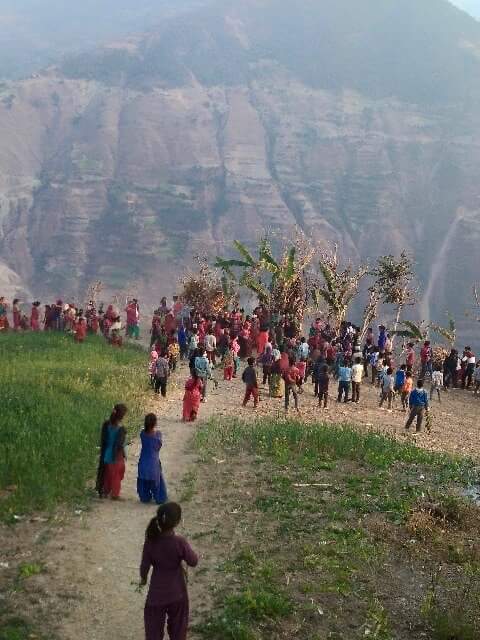 अनौठो चलन  सिस्नु हानाहान गरि मागी मनाउँदै